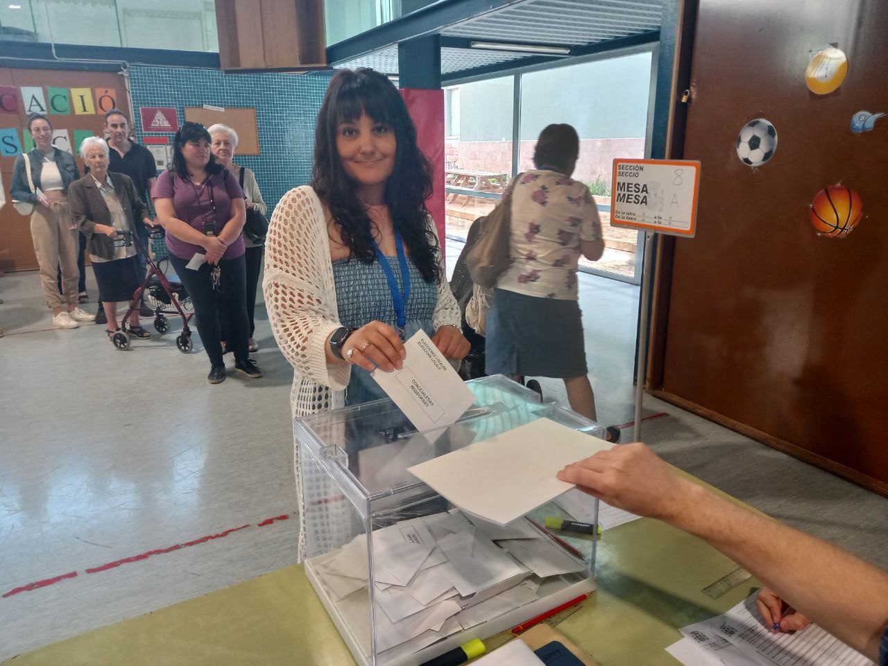 Eleccions municipals 2023. Votació de la candidata del PP d'Olesa, Jessica Fernández, al col·legi electoral de l'escola Montserrats