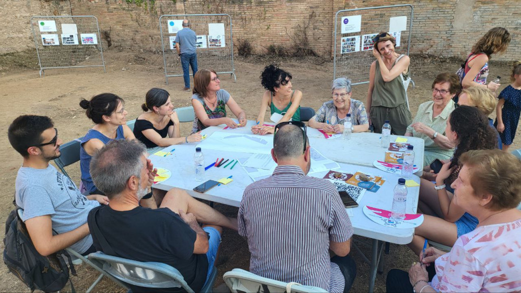 Veïns i Veïnes de la zona fent aportacions per definir el nou espai públic del Barri de l'Eixample