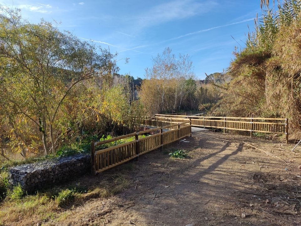 Vista de la reconstrucció del pont que connecta l'Areny del Molí i Vilapou