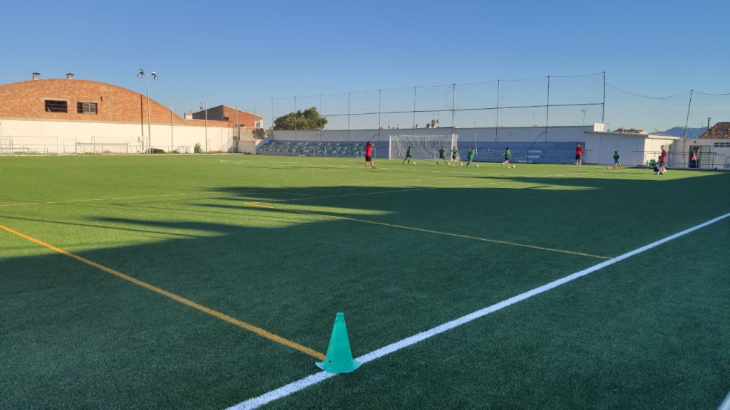 Entrenament a la nova gespa del Camp de Futbol Municipal