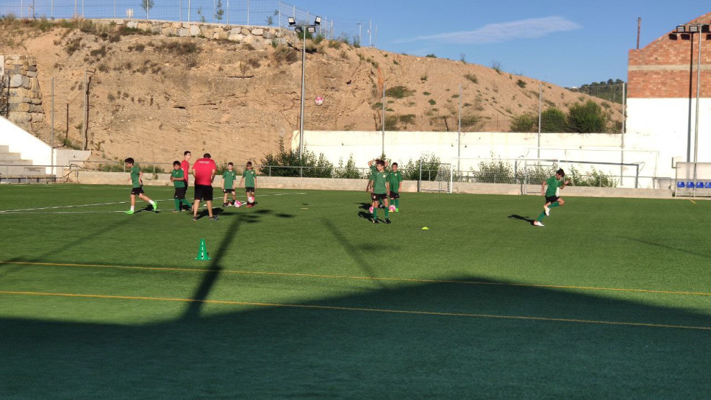 Entrenament a la nova gespa del Camp de Futbol Municipal