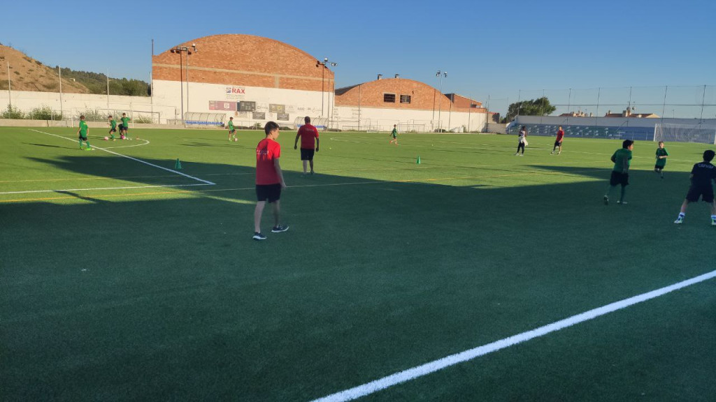 Entrenament a la nova gespa del Camp de Futbol Municipal