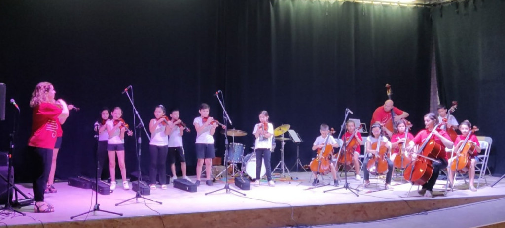 Concert de final de curs de nens i nenes del projecte Corda't 2021-22