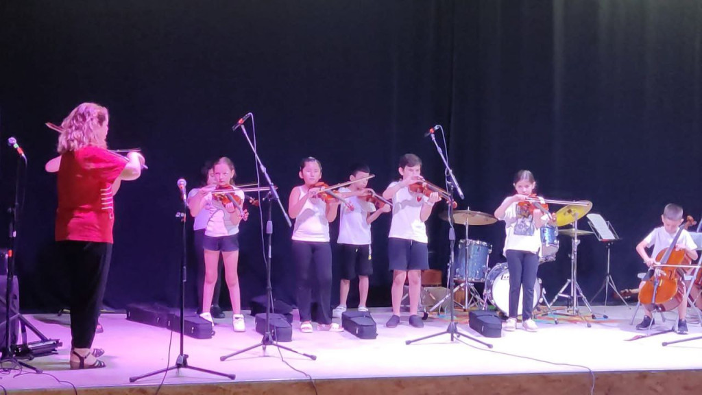 Concert de final de curs de nens i nenes del projecte Corda't 2021-22