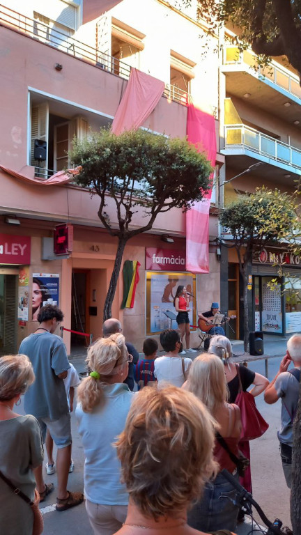 Assistents a l'acte de descoberta de la plaça Institucional a Pere Francesch