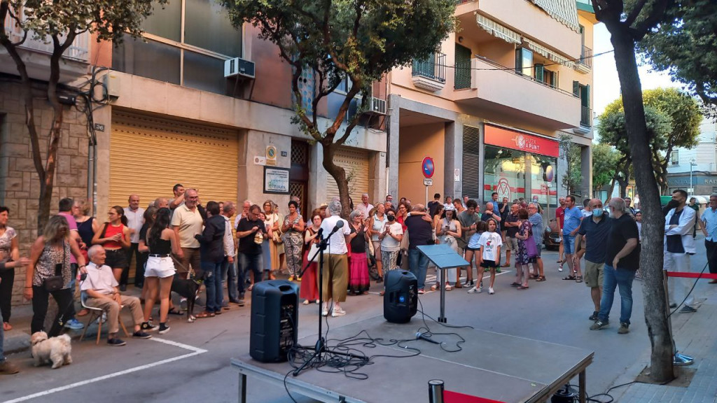 Assistents a l'acte de descoberta de la plaça Institucional a Pere Francesch