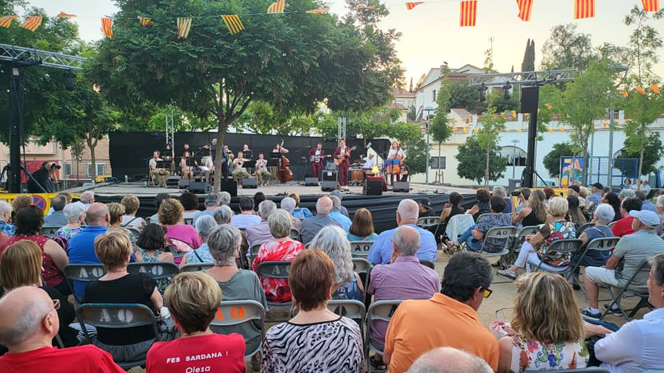 Assistents al concert amb Guillem Roma i La Cobla Marinada