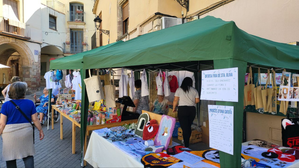 Parades d'artesania als carrers de Salvador Casas, dels Arbres i la Plaça de les Fonts