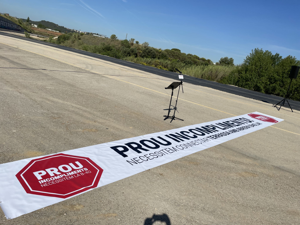 Cartell Prou Incompliments, necessitem connectar terrassa amb Abrera