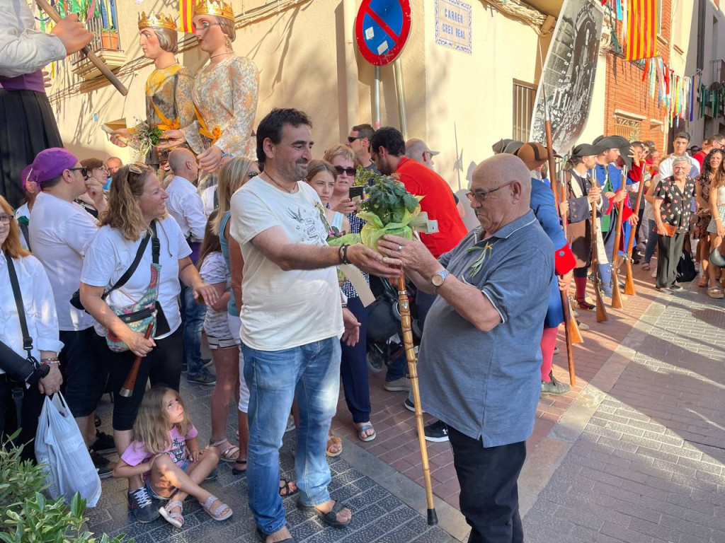 Entrega floral a l'avi més gran del barri