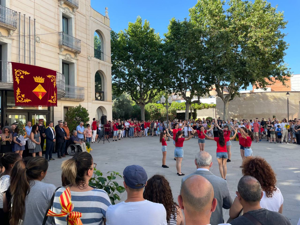 Ballada de Sardanes a la porta principal de l'Ajuntament