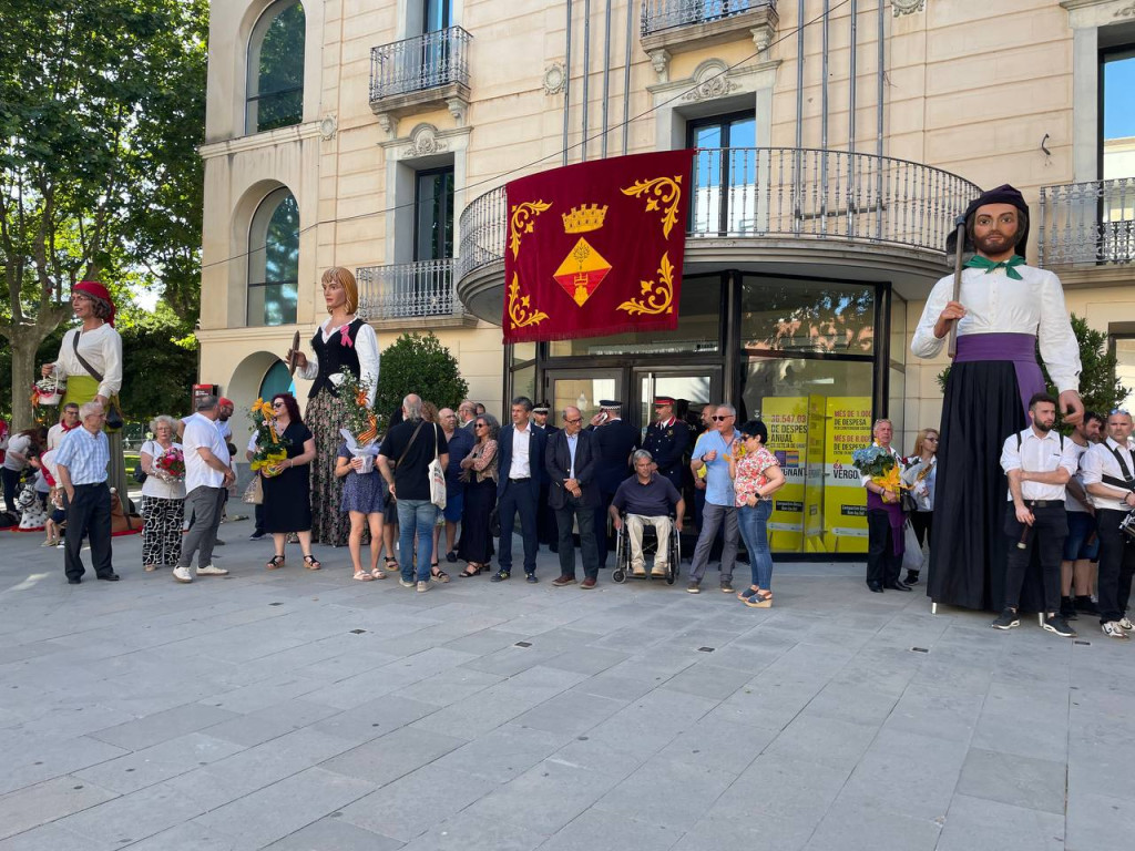 Autoritats, Gegants i músics davant la porta de l'ajuntament