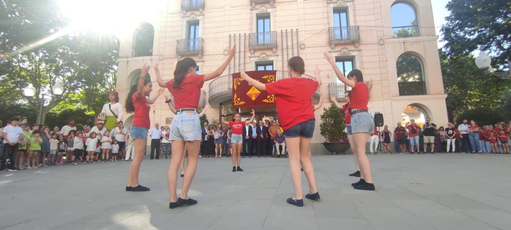 Nenes ballant sardanes a la plaça de l'ajuntament