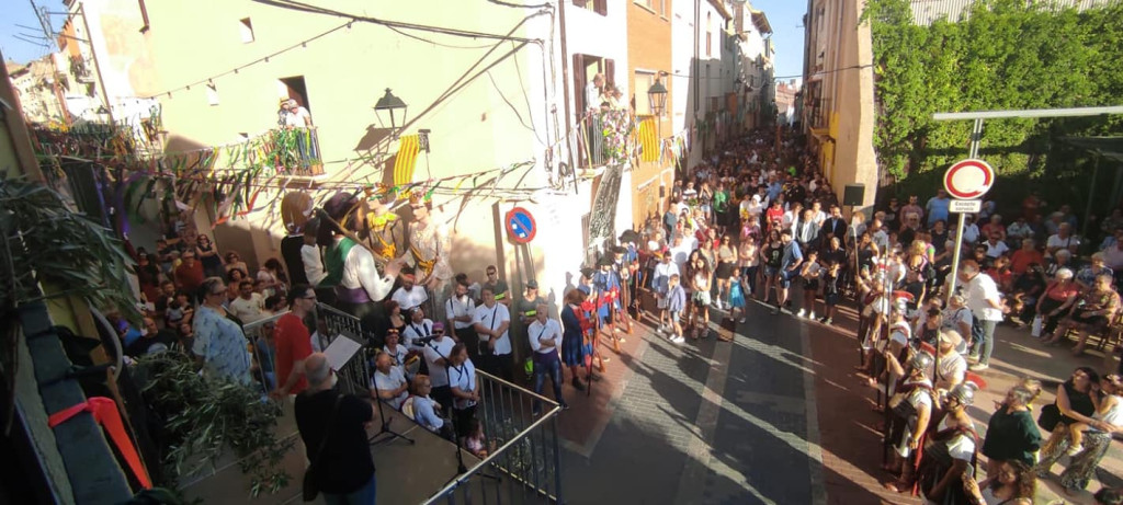 vista aèria dels carrers plens de gent per l'ofrena floral