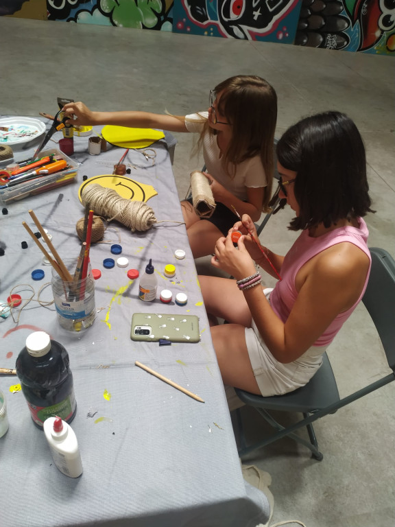 Nenes al taller de joguines per a gats