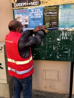 Operari penjant cartells d'activitats d'Olesa