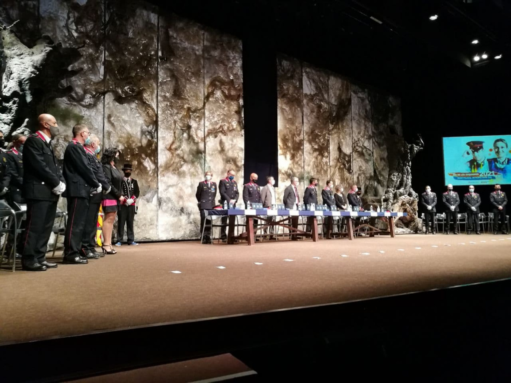 Lliurament felicitacions a l'escenari del Teatre de la Passió