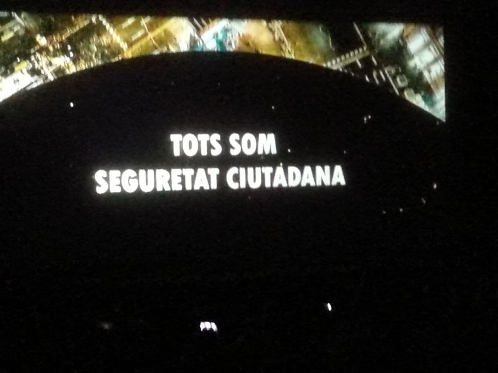 Pantalla a l'escenari on posa Tots som seguretat ciutadana