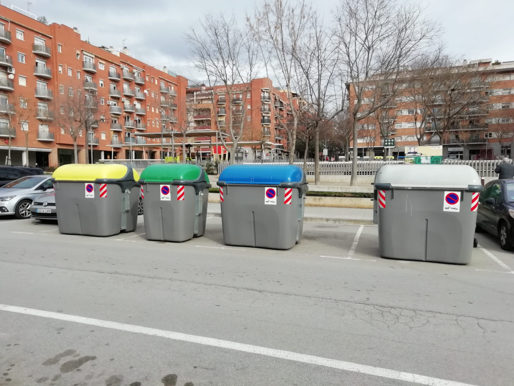 Contenidors de plàstic, vidre, paper i rebuig a la Plaça de l'Estatut