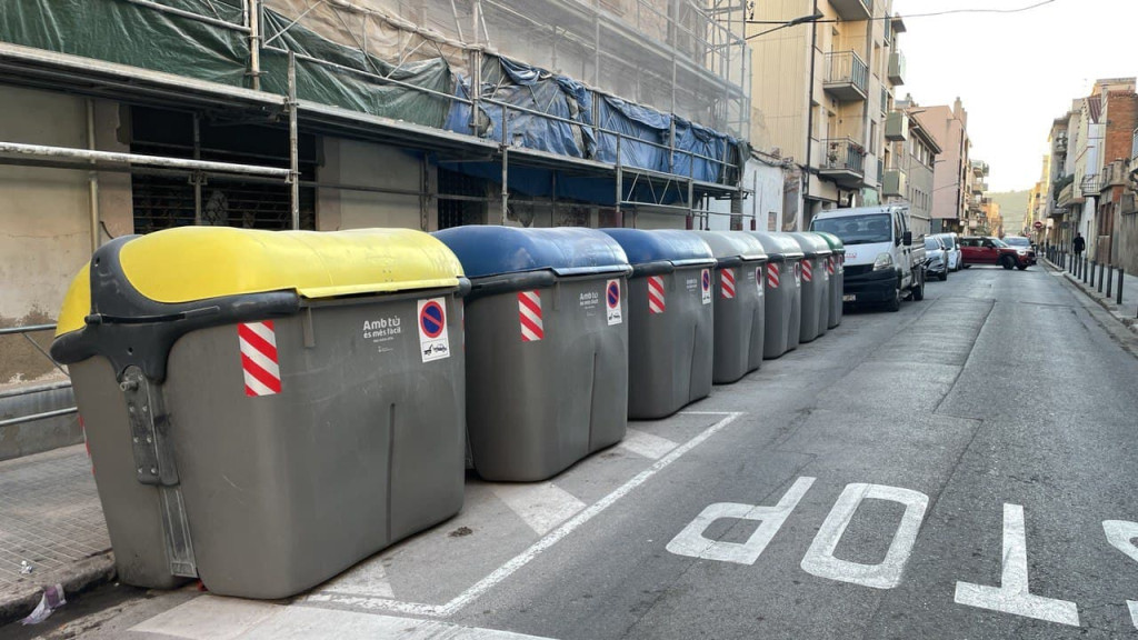 Bateria de contenidors al Passeig del Progres