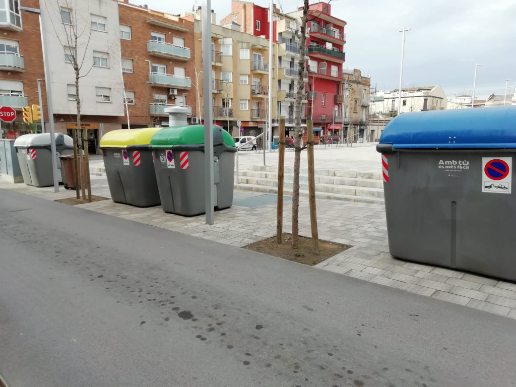 Bateria de contenidors ubicats a la Plaça Catalunya