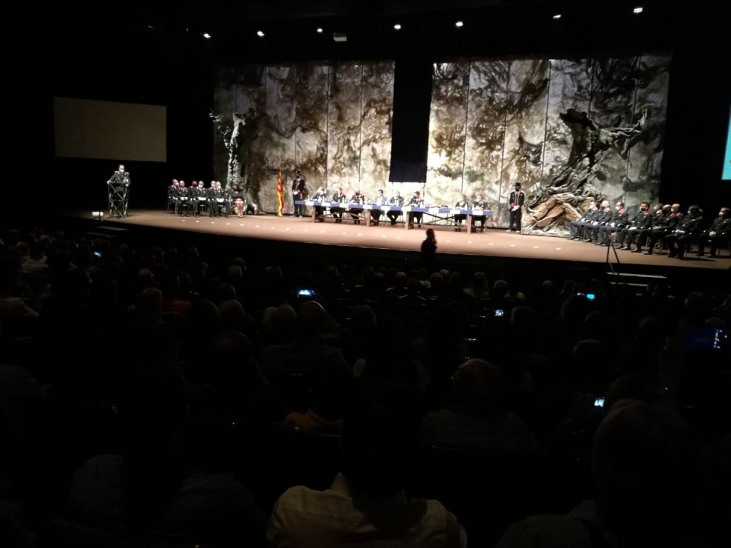 Lliurament felicitacions a l'escenari del Teatre de la Passió