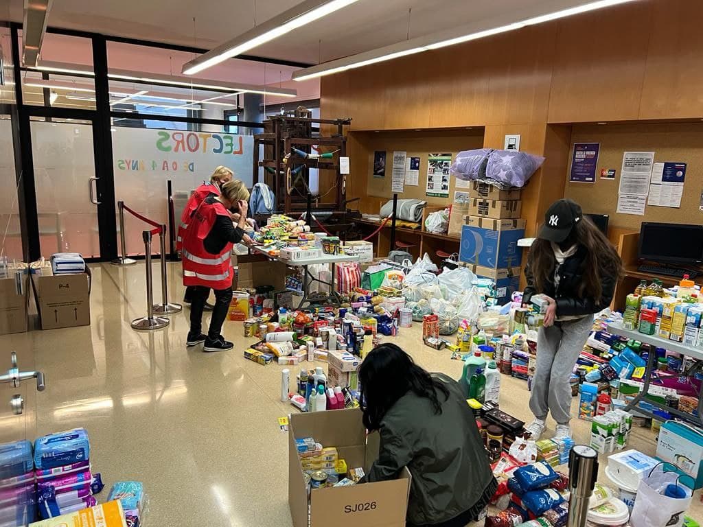 Voluntàries amb la recollida de material i donacions amb ucraina