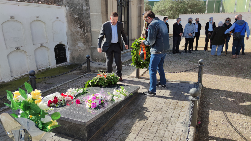 Ofrena floral al Cementiri Vell d'Abrera