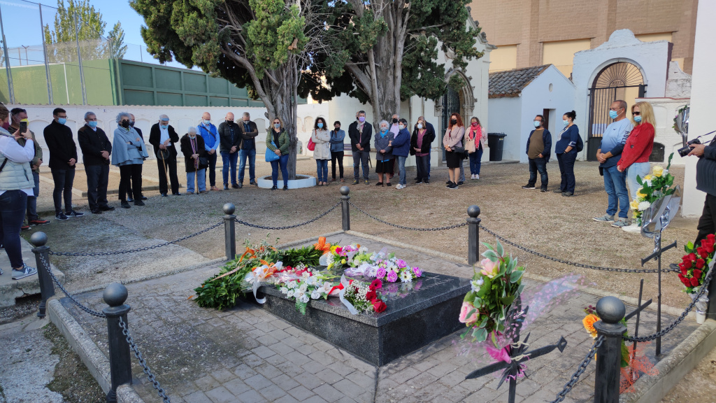 Ofrena Floral amb un minut de silenci al Cementiri Vell d'Abrera