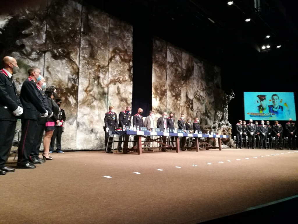 Lliurament felicitacions a l'escenari del Teatre de la Passió