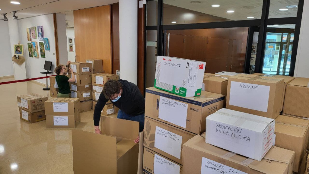 Dues persones voluntàries tancant caixes