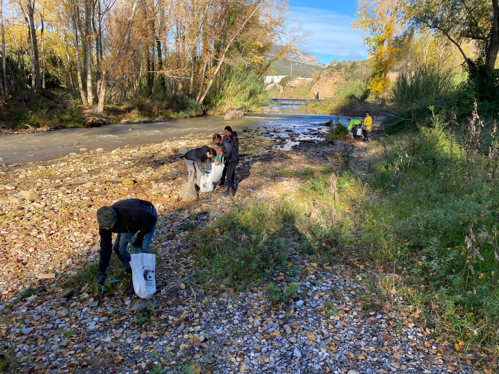 Recollida de residus a l'areny del Molí