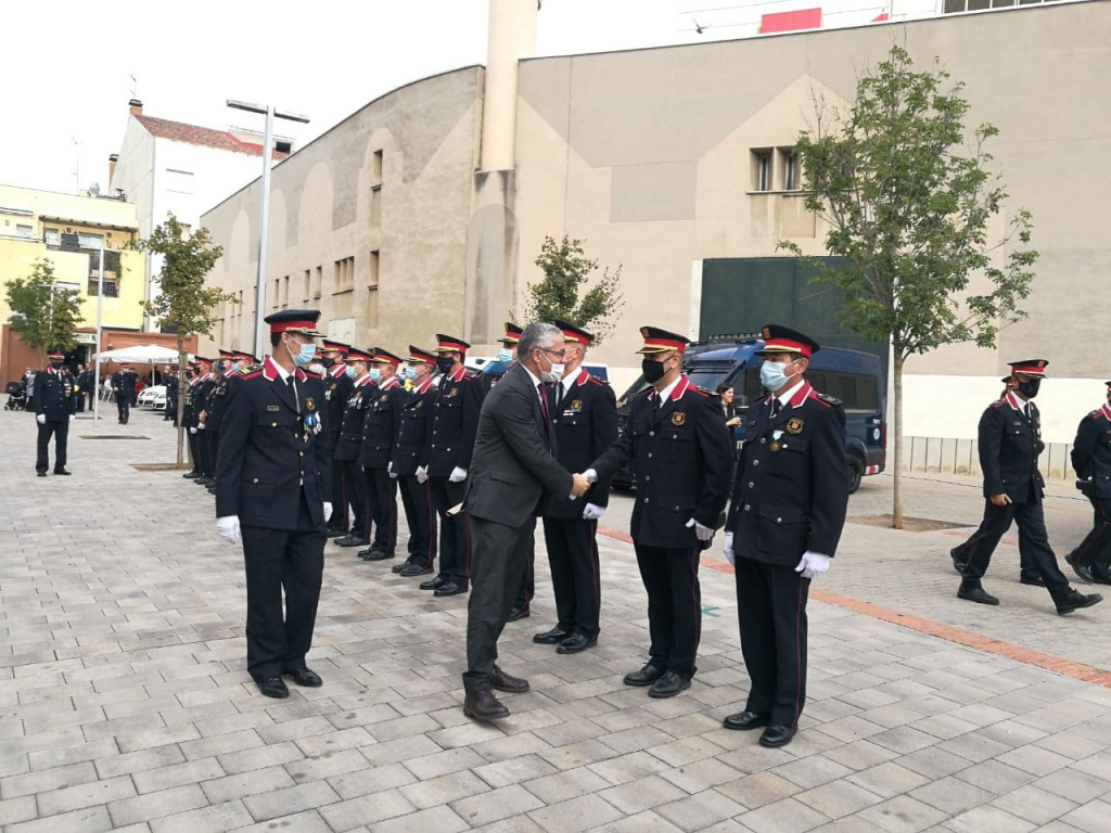 Revisió de la formació de Mossos davant el Teatre de la Passió