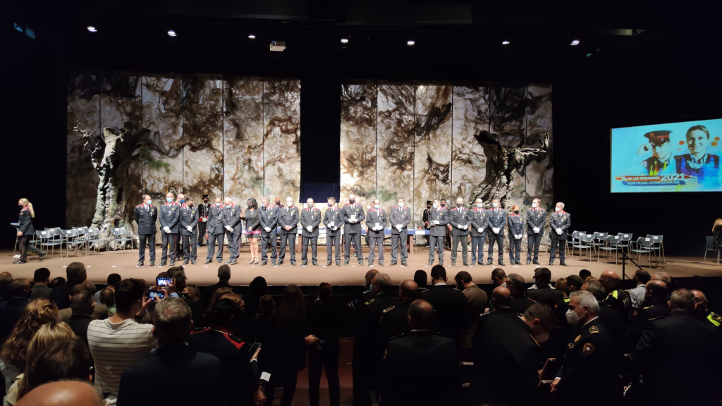 Lliurament felicitacions a l'escenari del Teatre de la Passió