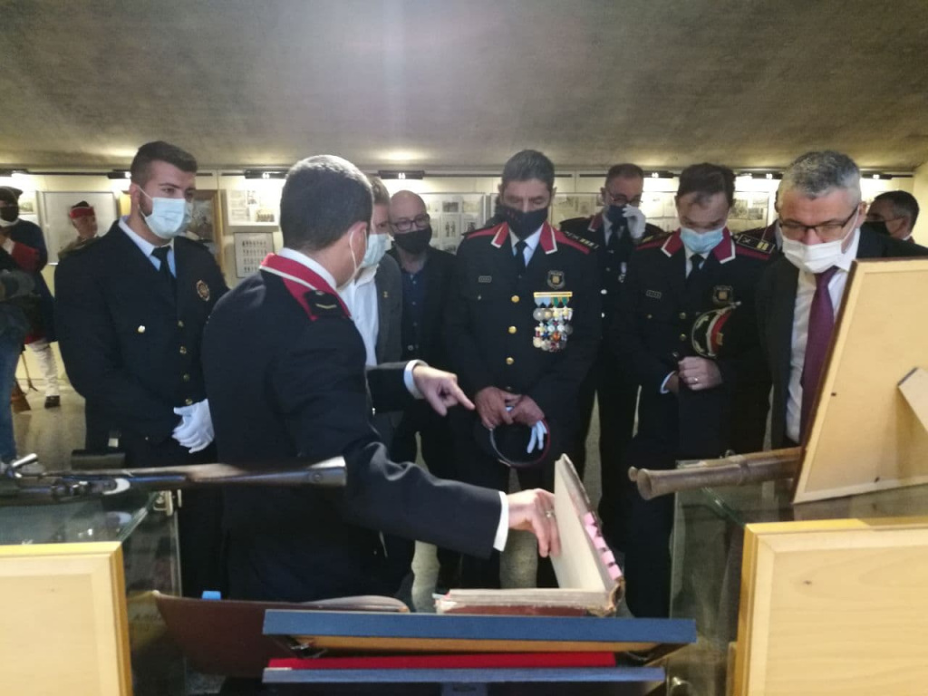 Visita d'autoritats responsables a l'exposició de recreació històrica de Mossos