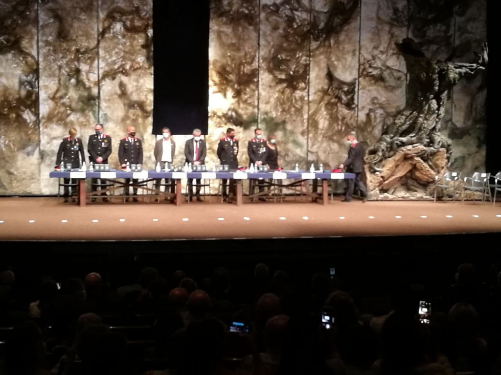 Lliurament felicitacions a l'escenari del Teatre de la Passió