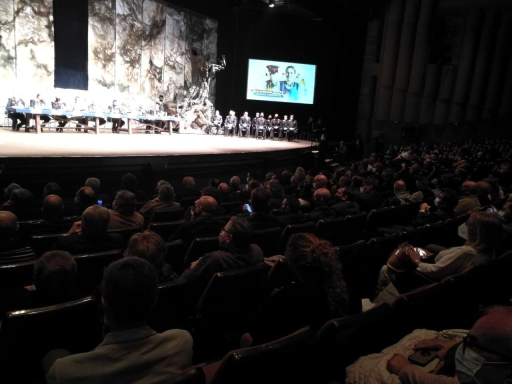 Lliurament felicitacions a l'escenari del Teatre de la Passió