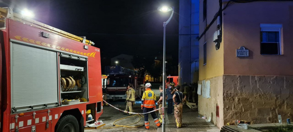 Actuació dels Bombers amb les mànegues sortint del vehicle de bombers