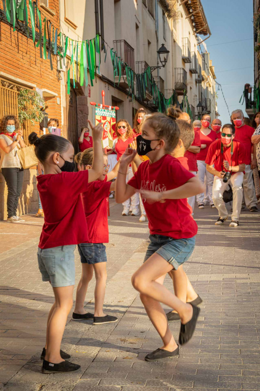 Actuació al carrer d'un grup de nenes de l'esbart d'Olesa 