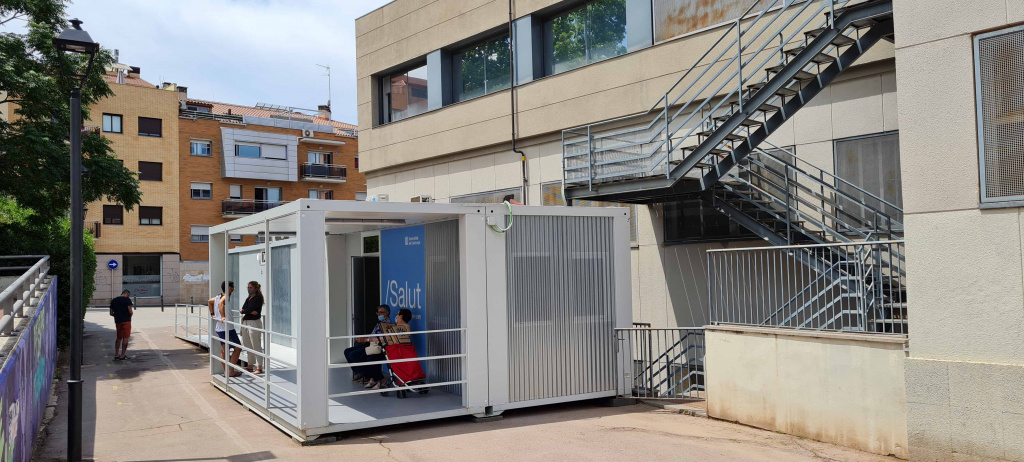 Modul annex al Cap d'Olesa amb persones esperant per rebre la vacuna del Covid