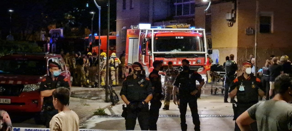 Policia Nacional i Vehicles de Bombers davant de l'edifici