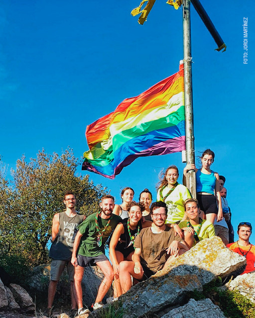 Membres del CAU amb la bandera irisisada a la Creu de Saba