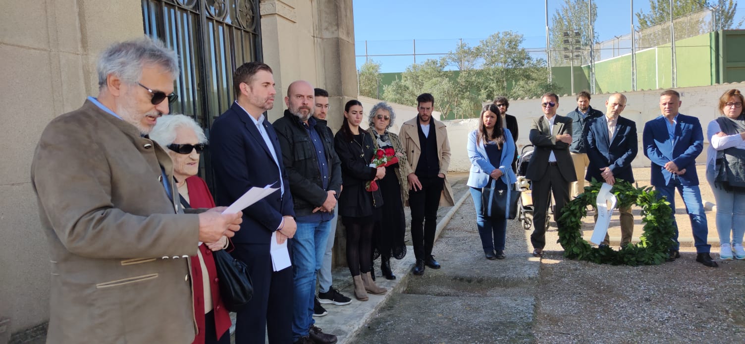 Ofrena floral al Cementiri Vell d'Abrera. Diada de Tots Sants 2023.