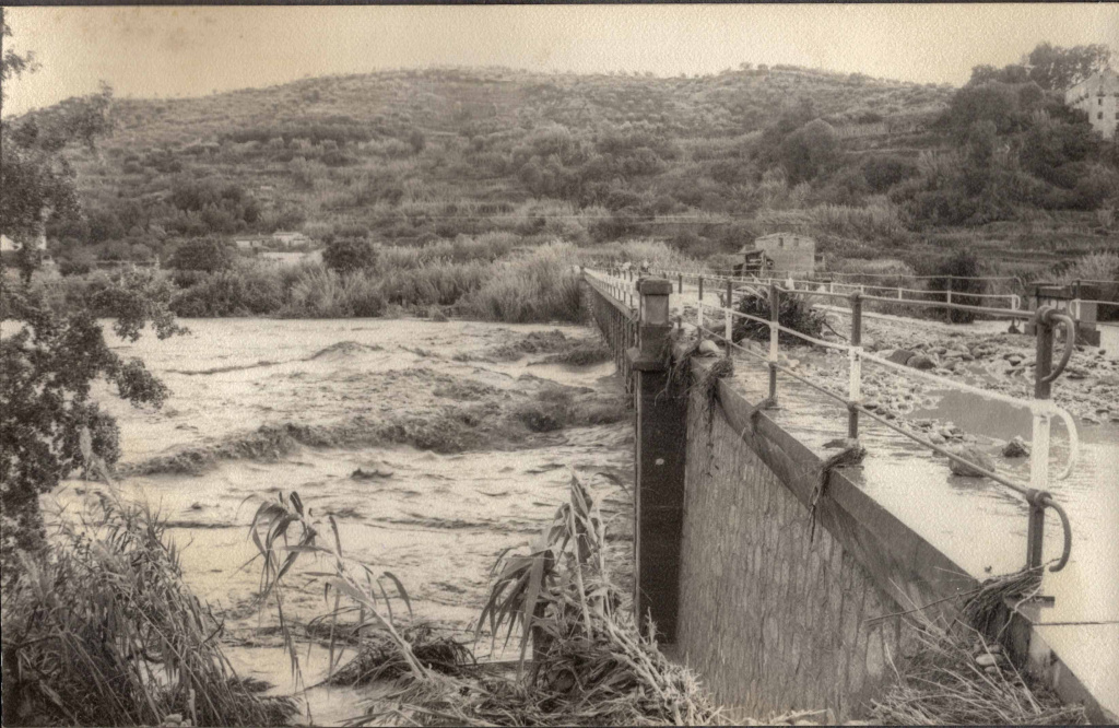 Fotografia de l'any 1971 amb els efectes dels aiguats