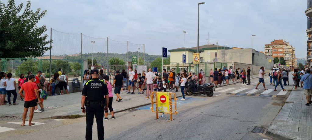 Entrada de l'Escola Ferrà i Esteva el primer dia amb tall de circulació 