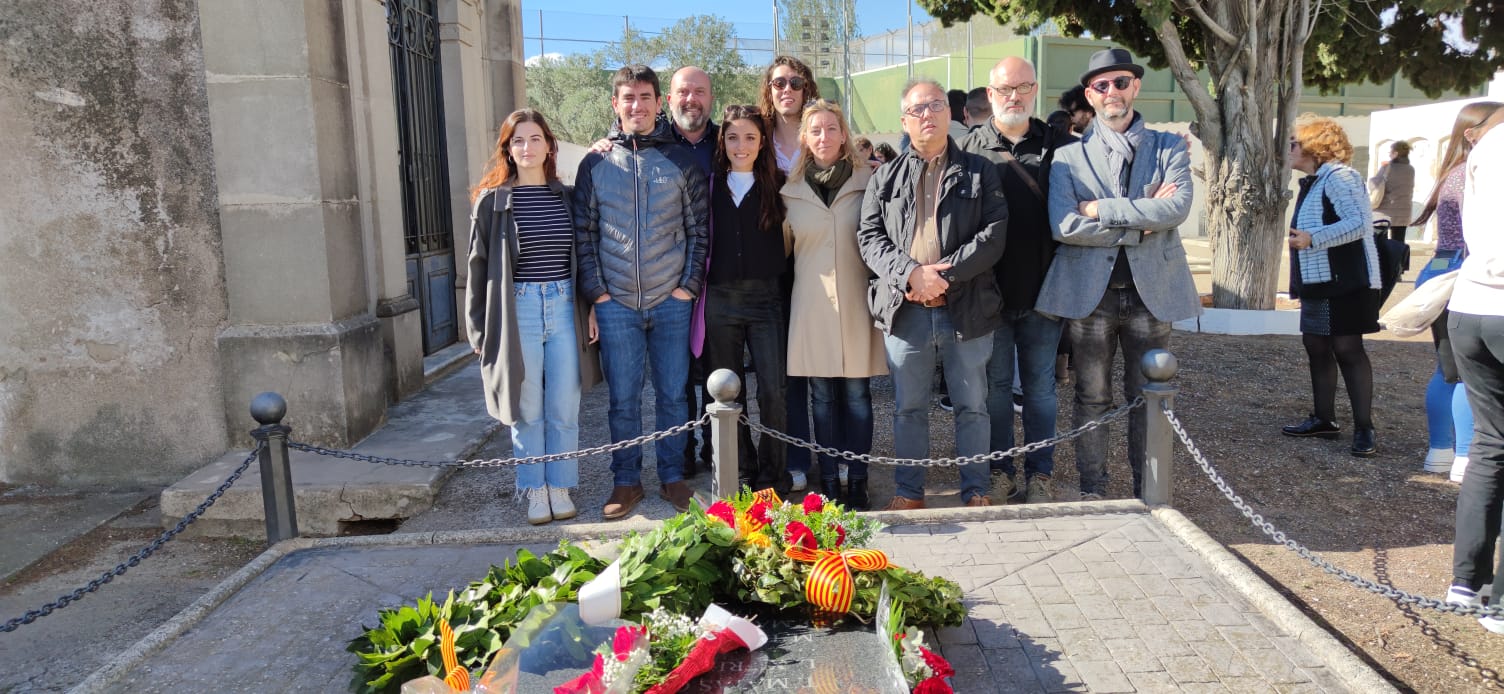 Ofrena floral al Cementiri Vell d'Abrera. Diada de Tots Sants 2023. 