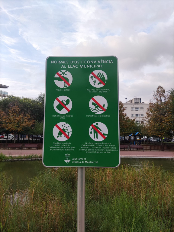 Cartell amb les normes d'ús i convivència al llac municipal