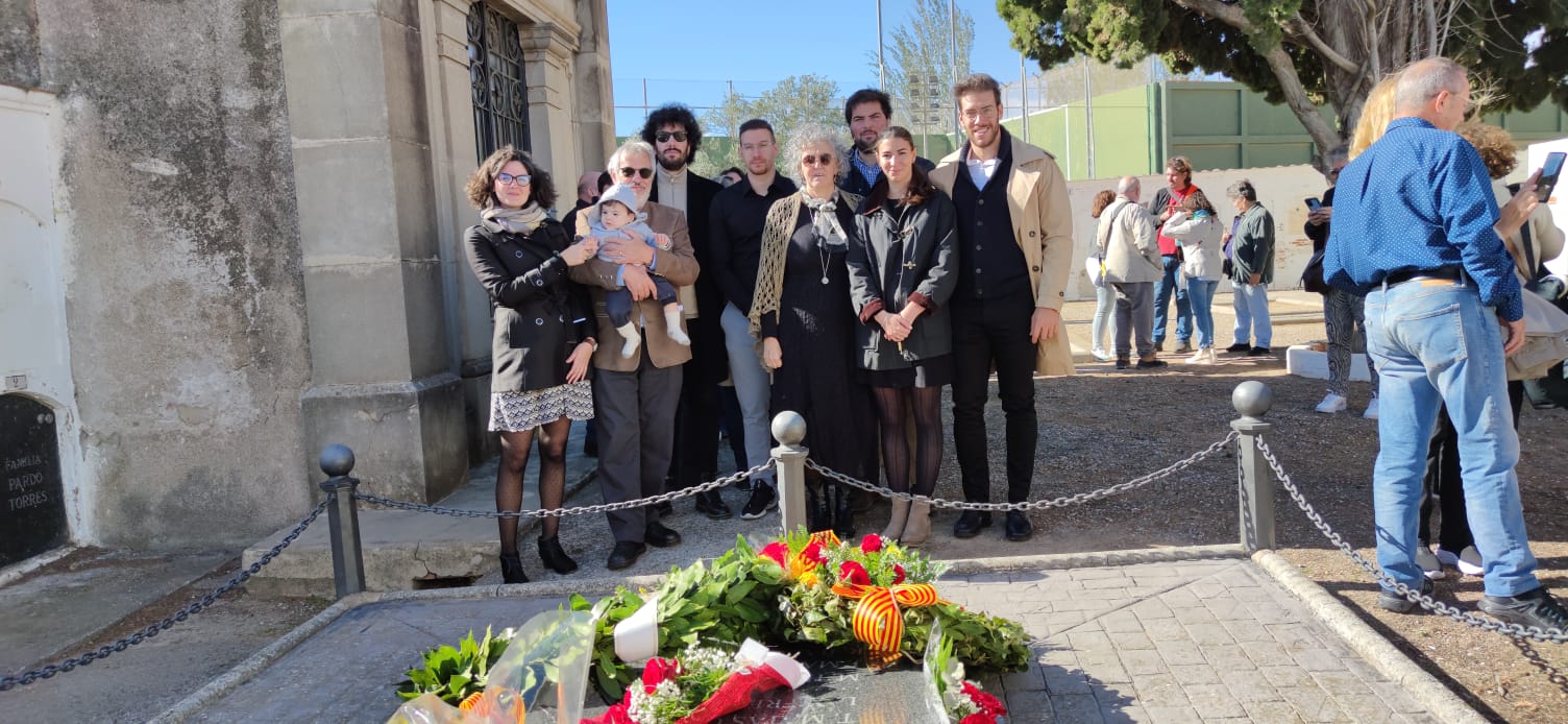 Ofrena floral al Cementiri Vell d'Abrera. Diada de Tots Sants 2023.