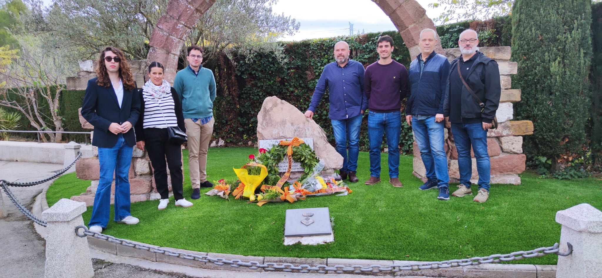 Ofrena floral al cementiri de Can Singla. Diada de Tots Sants 2023.