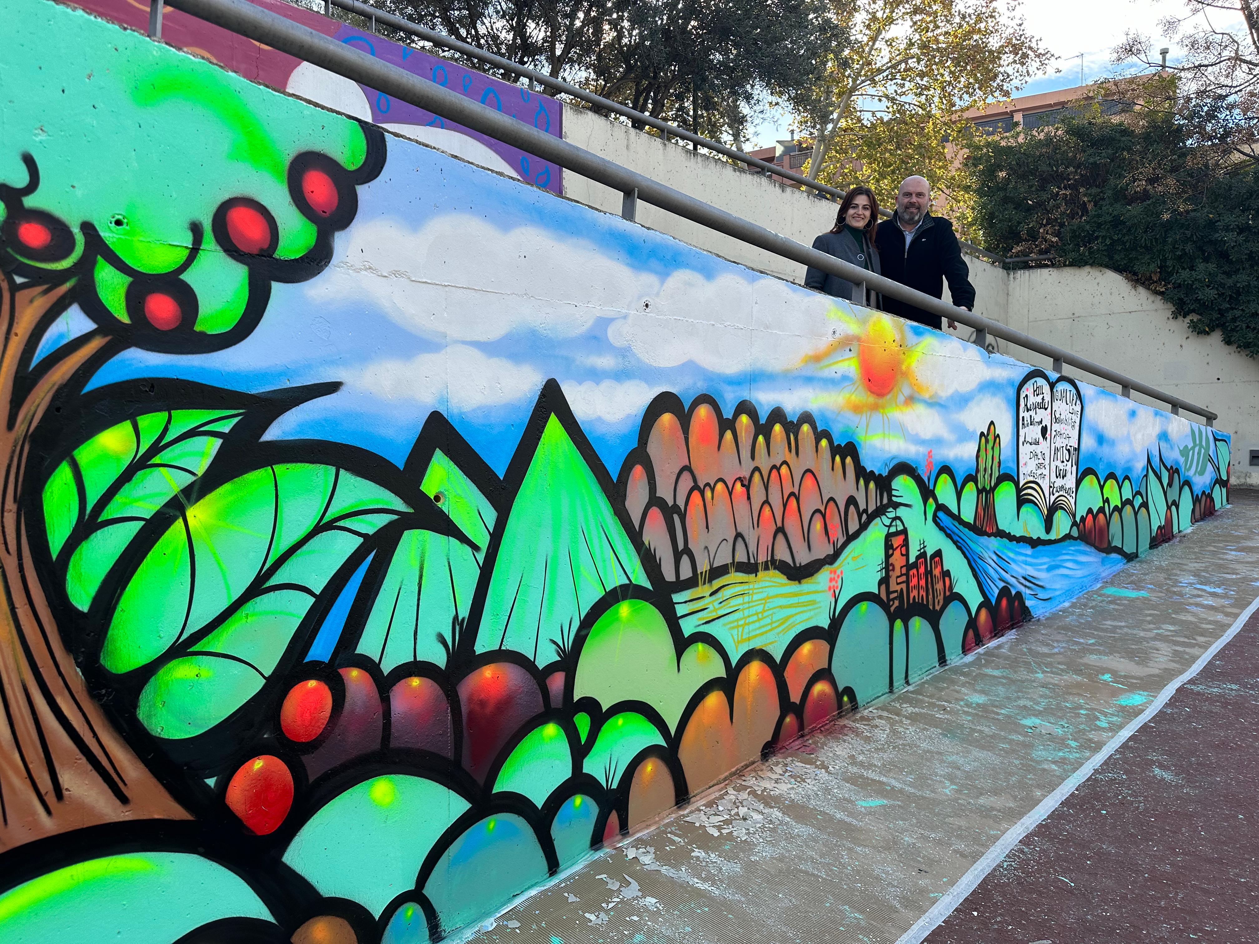 Jordi Parent i Emma Duran al costat del mural del Projecte Europa